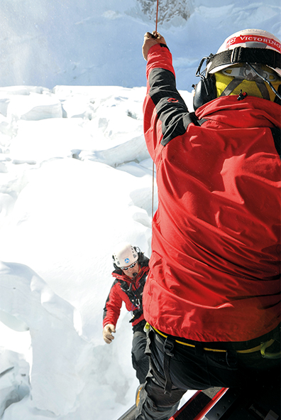 Bergretter der Air Zermatt üben regelmässig die Rettung Verunfallter per Winde...