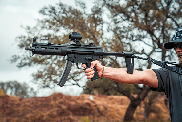 Die MP BSL Arm Brace von Magpul unterstützt die einhändige Bedienung von HK94/MP5-Maschinenpistolen (sowie Klonen à la HK94).