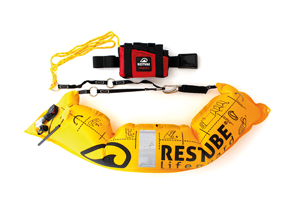 Das Modell lifeguard richtet sich an professionelle Wasserretter –  und kann dank Traggürtel stets mitgeführt werden.
