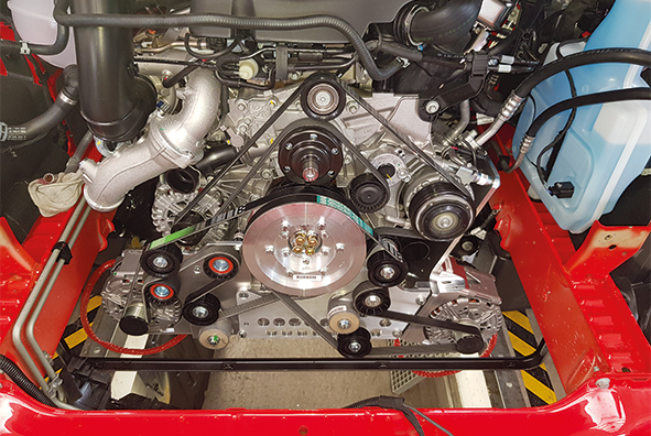 Kompakt, leicht und leistungsstark: Blick in den Motorraum eines Mercedes-Benz Sprinter mit eingebautem Doppelgenerator für zweimal 8 kW Leistung.