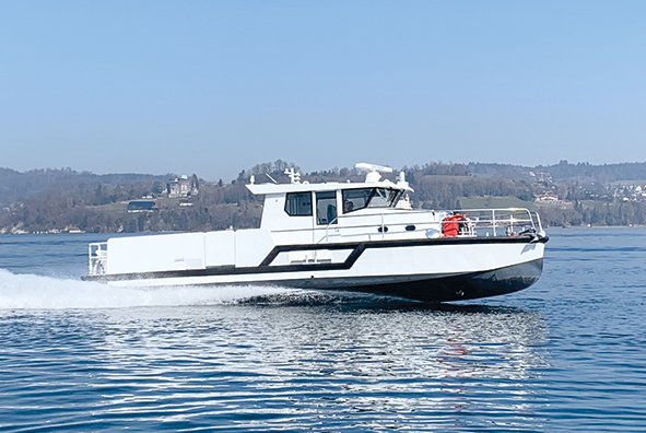 Das neue «Shiptec Professional 13», hier bei den abschliessenden Testfahrten, gleitet dank seiner speziellen Rumpfgeometrie mit bis zu  65 km/h übers Wasser.