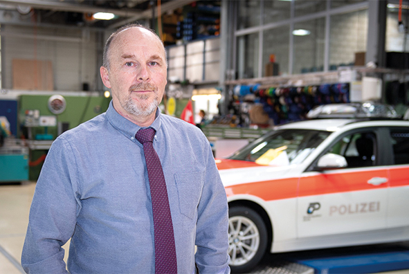 Julian Richner, chef du service des véhicules de la police cantonale zurichoise, utilise des transmissions écologiques depuis 2003 et a fait de la flotte de la Kapo ZH probablement la flotte la plus verte de Suisse.