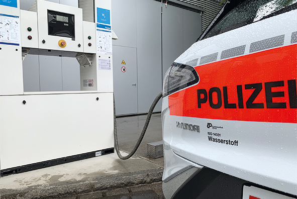 Le Hyundai Nexo lors d'un plein à la station de ravitaillement en H2 dans les établissements de l'Empa à Dübendorf. Le ravitaillement en carburant prend moins de cinq minutes.