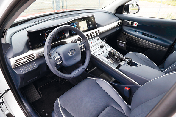  À l'intérieur, outre les touches remplaçant le levier de vitesses automatique ou manuel, rien ne démontre la technologie révolutionnaire du Hyundai Nexo.