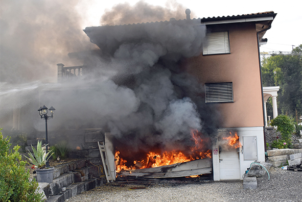 Am 12. August 2020 brannte in Gettnau LU eine Garage, in der ein E-Fahrzeug abge­stellt war. Die Feuerwehr konnte Schlimmeres verhindern, verletzt wurde niemand.