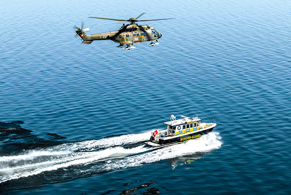 Die «Hortense» in Begleitung eines Hubschraubers im Einsatz auf dem Bodensee.