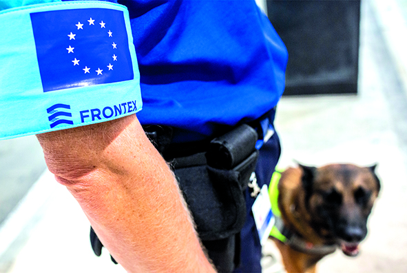 Schweizer Grenzwächter mit Hund im FRONTEX-Einsatz an der Schengen-Aussengrenze.