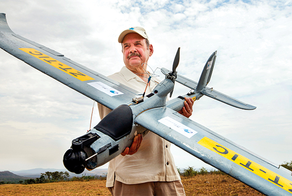 John Petersen von der Charles A. and Anne Morrow Lindbergh Foundation zeigt eine der nachtflugfähigen Drohnen, mit denen Ranger in Afrika Wilderer aufspüren.