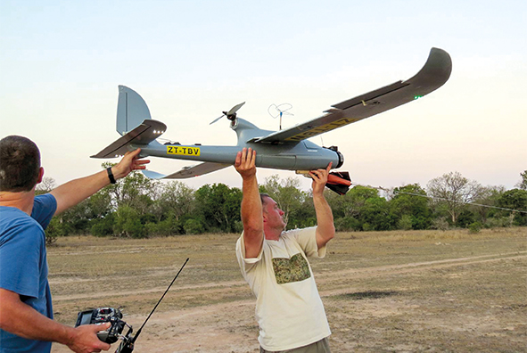 A l'air ancien, mais contient des technologies ultra-modernes : un pilote de l'équipe Air Shepherd démarre l'un des drones que les rangers utilisent pour chasser les braconniers en Afrique.