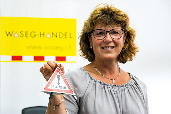 Damit fing alles an: Miriam Schmidli, Inhaberin der Waseg-Handel GmbH, mit einem Mini-Triopan-Faltsignal.