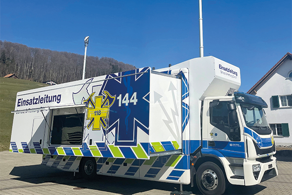 Das neue Einsatzleitfahrzeug von Schutz & Rettung Zürich wurde bei der EMPL Fahrzeugwerk GMBH in Auftrag gegeben und bietet dank «Slide-Out»-Box drei geschützte Räume für 12 bis 20 Personen.