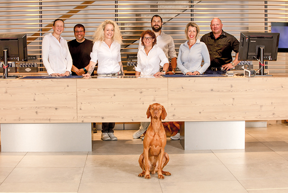 Das familiäre Team der HAIX Vertriebs AG besteht aus sieben Personen und zwei Hunden. Ganz rechts im Bild: Denise und Mario Bürgi.