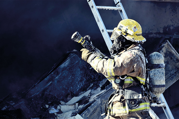 Im Einsatz sowie bei Übungen sind Feuerwehrleute Rauch, Schmutz und giftigen Stoffen ausgesetzt. Umfassende Einsatz­hygiene und Schwarz-Weiss-Trennung sind daher unerlässlich.